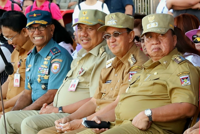 Di Pawai HUT Minahasa, Olly Dondokambey Kemudikan Traktor 10 Di Pawai HUT Minahasa, Olly Dondokambey Kemudikan Traktor