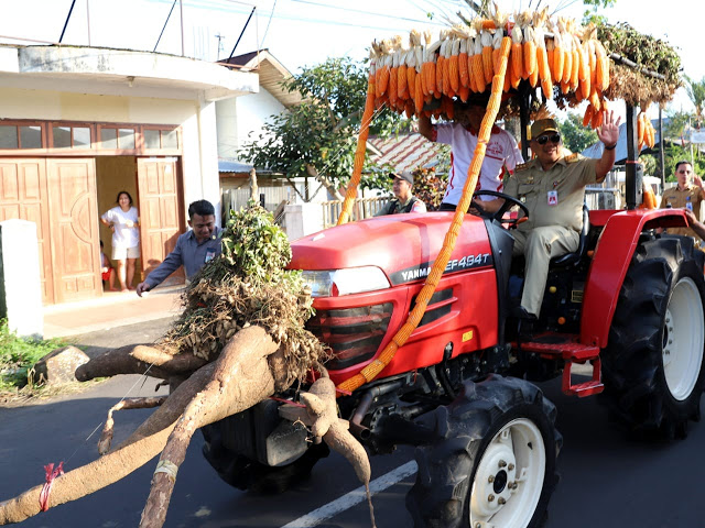Di Pawai HUT Minahasa, Olly Dondokambey Kemudikan Traktor 9 Di Pawai HUT Minahasa, Olly Dondokambey Kemudikan Traktor