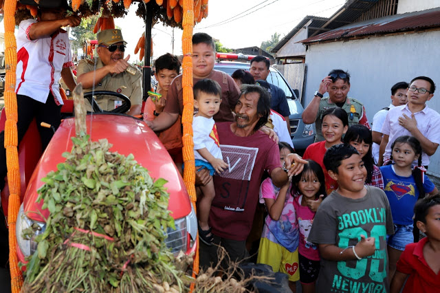 Di Pawai HUT Minahasa, Olly Dondokambey Kemudikan Traktor