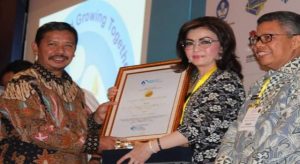Ciptakan Tenaga Pengajar Profesional, Bupati Tetty Paruntu Terima Penghargaan ‘Anugerah Pendidikan’
