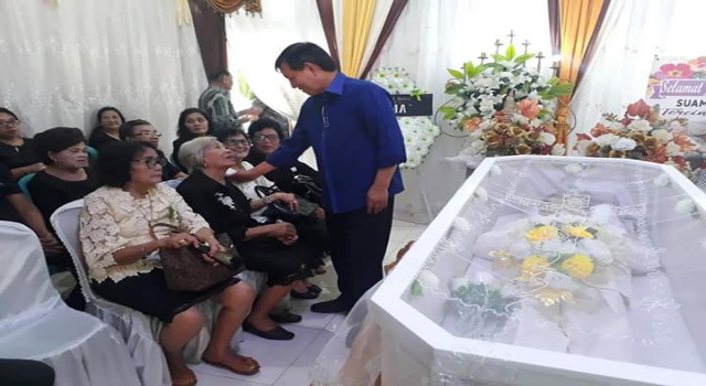 Hadiri Pemakaman Dosen UNIMA, Vicky Lumentut Kuatkan Iman Keluarga