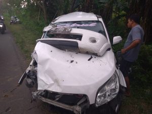 Pengendara Mengantuk, Toyota Rush Libas Lampu Jalan dan Terguling