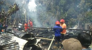 Diduga Karena Bakar Rumput, Rumah Kayu di Langowan Ludes Terbakar