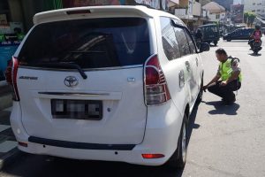 Parkir Sembarangan, Polsek Wenang Tak Segan Kempeskan Ban Kendaraan Nakal