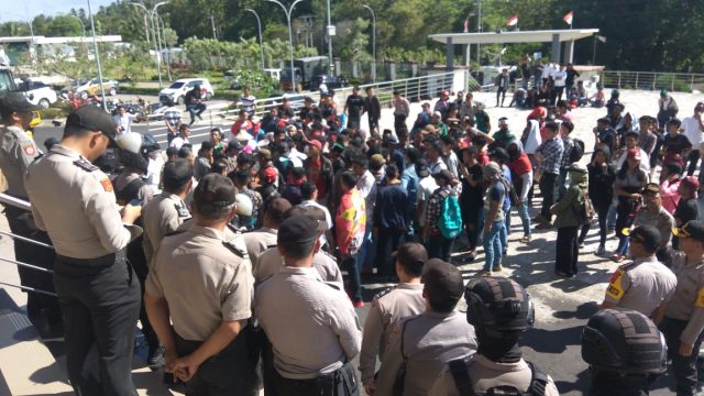Pendemo: Harga Kopra Anjlok Penghinaan bagi Nyiur Melambai 9 Pendemo: Harga Kopra Anjlok Penghinaan bagi Nyiur Melambai