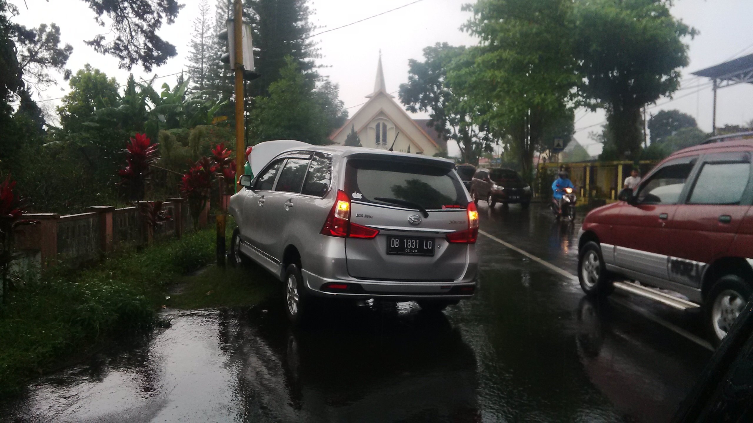 Xenia Hantam Trafic Light, Terdengar Tangisan Anak Kecil di Seberang Jalan 8 Xenia Hantam Trafic Light, Terdengar Tangisan Anak Kecil di Seberang Jalan