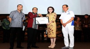 Berhasil Kembangkan UMKM di Minsel, Bupati Tetty Paruntu Raih Penghargaan Natamukti