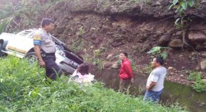 Hilux Masuk Got di Jalan Trans Sulawesi, Begini Kronologisnya