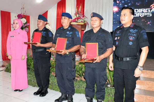 Jelang Pensiun, 3 Personil Brimob Ini Dapat Penghargaan