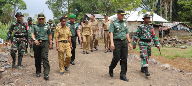 Irjenad Kunjungi TNI Manunggal Masuk Desa di Tomohon 9 Irjenad Kunjungi TNI Manunggal Masuk Desa di Tomohon