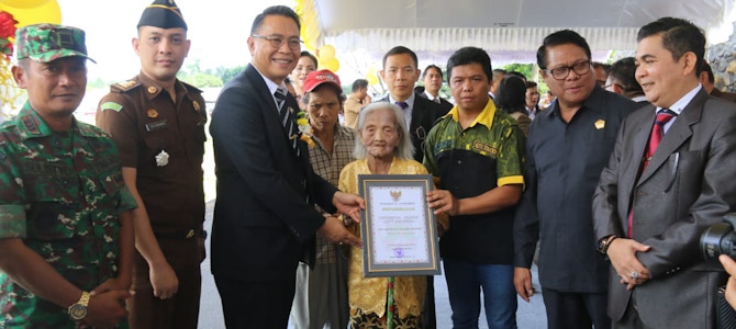100 Tahun, Dua Lansia Tomohon Dianugerahi Centennial Awards