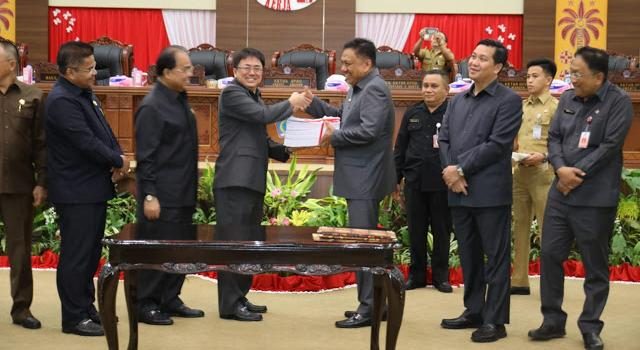 Ketua DPRD Andrei Angouw Ketuk Palu, Perda APBD Sulut 2019 Resmi Ditetapkan