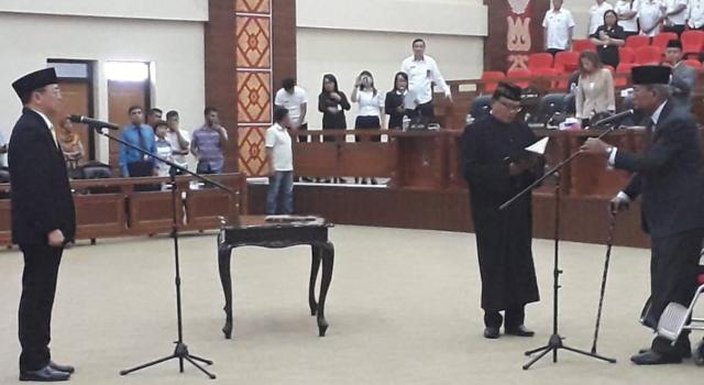Ketua DPRD Sulut Andrei Angouw Lantik dan Ambil Sumpah Arifin Dunggio 10 Ketua DPRD Sulut Andrei Angouw Lantik dan Ambil Sumpah Arifin Dunggio