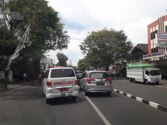 Wah, Ambulans Terhalang di Lajur Khusus 8 Wah, Ambulans Terhalang di Lajur Khusus