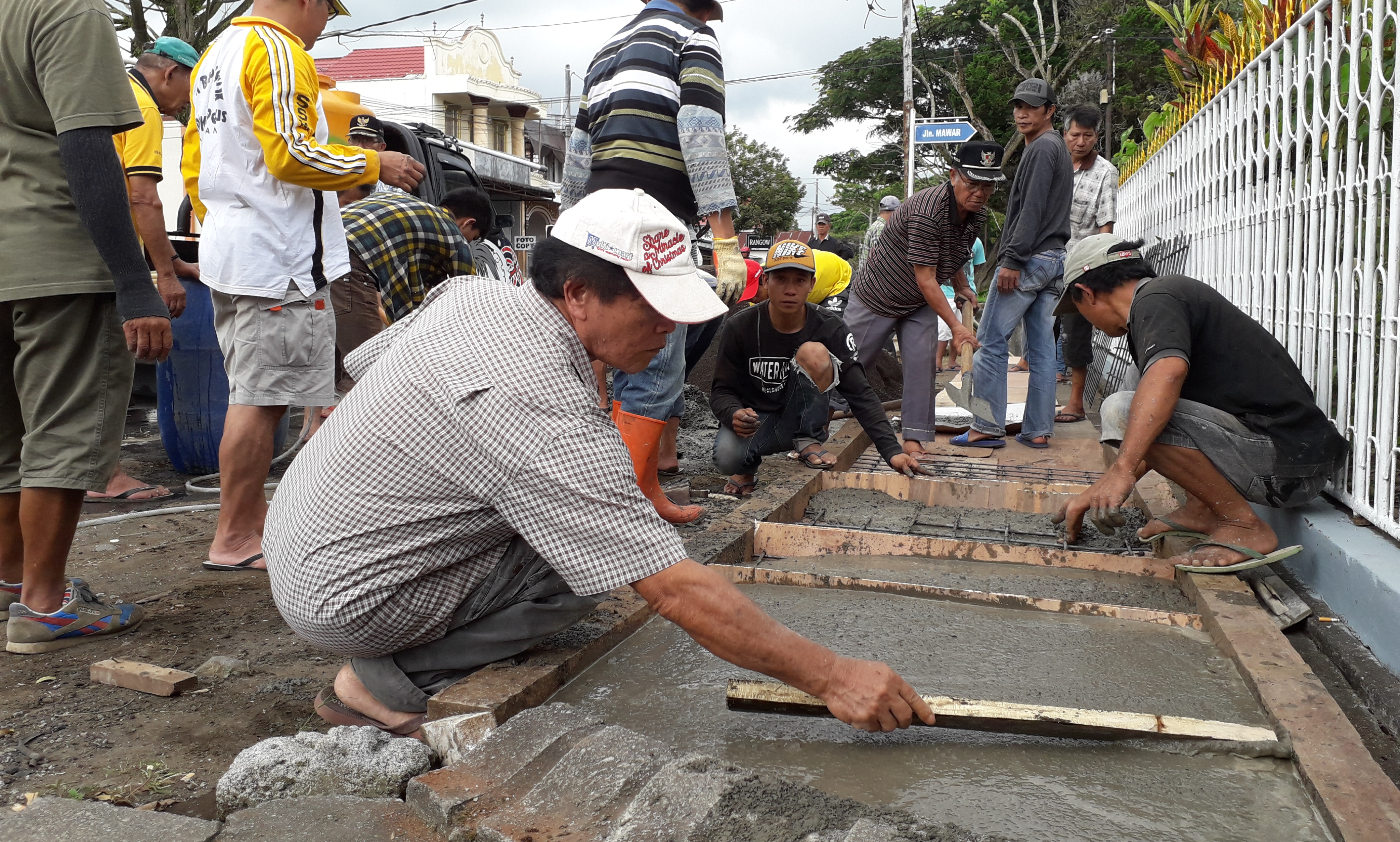 Kaum Bapa Paroki St. Petrus Langowan Gelar Kerja Bakti 