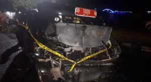 Tabrak Tronton, Mobil Plat Merah Dilalap Api di Depan Petikemas Bitung