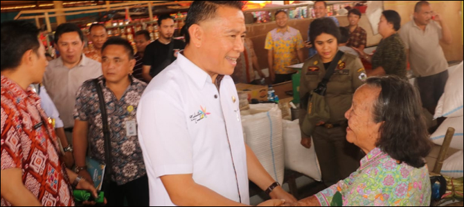 Wali Kota Tomohon Pantau Ketersediaan Bahan Pokok di Pasar Beriman 8 Wali Kota Tomohon Pantau Ketersediaan Bahan Pokok di Pasar Beriman
