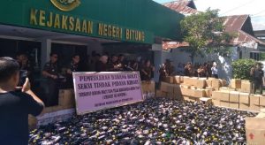 “Diam-diam” Kejaksaan Bitung Lakukan Pemusnahan Ribuan Botol Miras