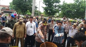 Polres “Tumpahkan” Ribuan Liter Cap Tikus di Depan Kantor Wali Kota Bitung