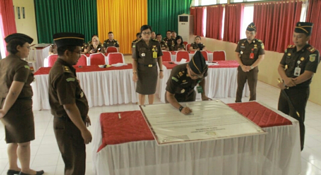 Kejari Sangihe Tandatangani Pakta Integeritas dan Pencanangan Zona Integeritas Menuju Wilayah Bebas Korupsi