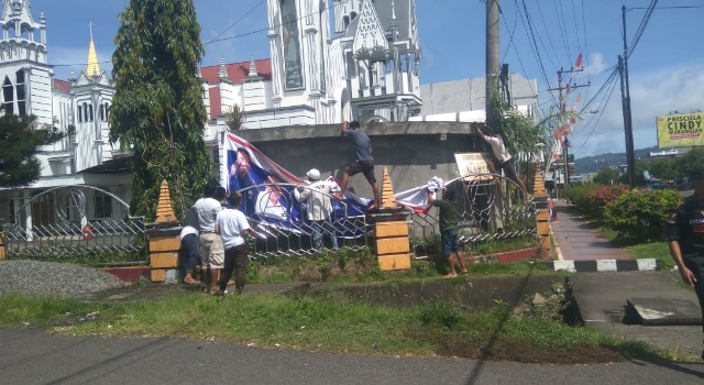 Sempat Dipasang di Halaman Gereja, APK Visi dan Misi Parpol "Dicopot" Bawaslu Bitung