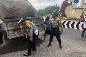 Jalanan Zero Point Berlubang, Polisi Inisiatif Lakukan Penambalan