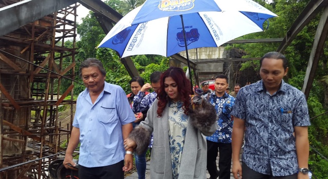 Bupati Vonnie Panambunan Pantau Perkembangan Jembatan Kuwil