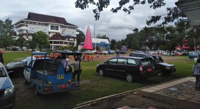 Parkir Liar Renggut Hak Latihan Sepakbola Anak 8 Parkir Liar Renggut Hak Latihan Sepakbola Anak