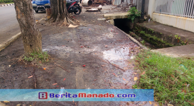 Astaga, Air Aki Bekas Dibuang ke Drainase Dekat Patung Adipura Madidir