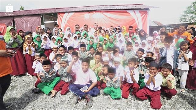 Shopee Untuk Negeri - Rezki dan Prilly berfoto bersama murid dan guru Sekdar Shopee (MIS Al-Khairat)