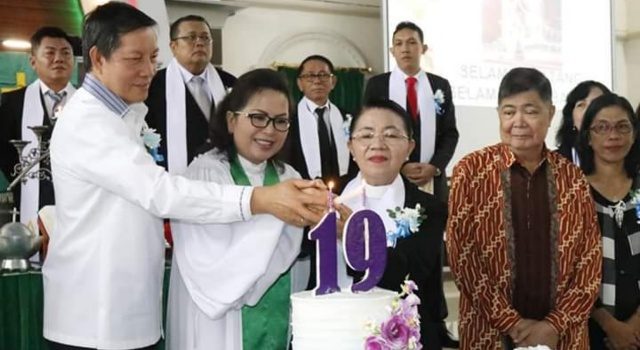 Vicky Lumentut Hadiri HUT ke-19 GMIM Kinamang, Ini Dua Hal Spesial Gereja Ini