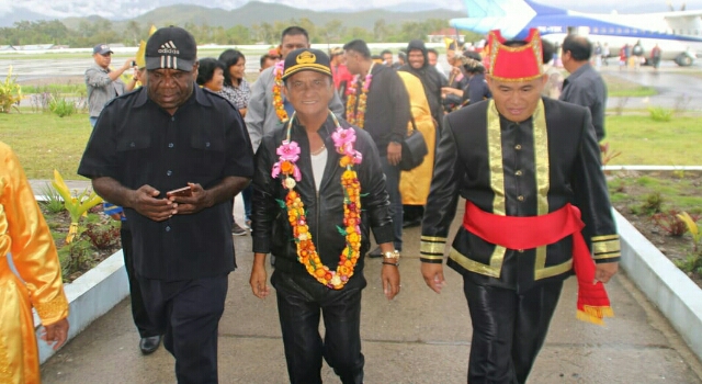 Menghadiri Tulude, Helmud Hontong Dijemput Oleh Masyarakat Sangihe di Wanea