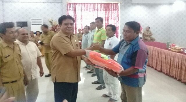 Jabes Gaghana Serahkan Paket Bantuan Bagi Nelayan Sangihe