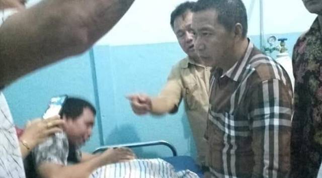 Bupati Mitra, James Sumendap saat melayat (foto ist)