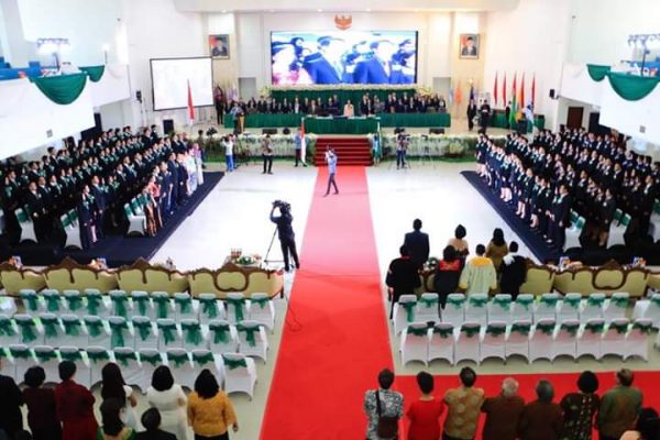 Kukuhkan 153 Tenaga Kesehatan Fakultas Kedokteran, Rektor Unsrat: Jangan Pernah Berhenti Belajar