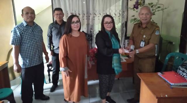 Greetty Tielman menyerahkan bantuan