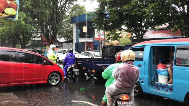 Hujan Guyur Manado, Jl Bethesda Macet Total