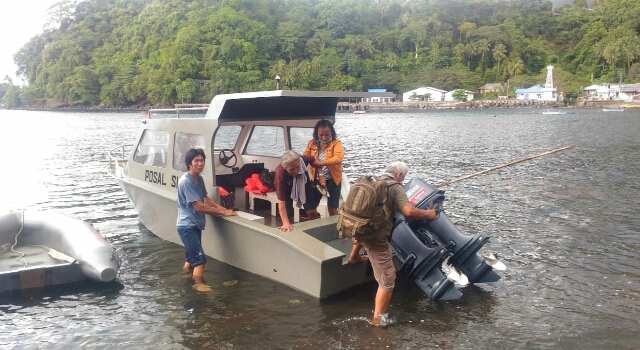 Ratusan Warga Terisolasi Akibat Banjir Lava Gunung Karangetang, Lanal Tahuna Evakuasi Warga Lewat Jalur Laut
