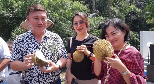 Makan Durian Gratis di Festival Buah dan Budaya Desa Batu
