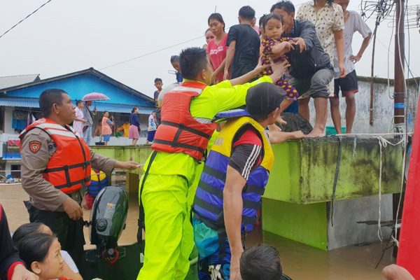 Sempat Ditolak, Polisi Akhirnya Berhasil Evakuasi Warga Bailang