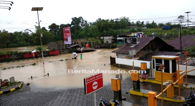 Ruas Jalan Depan Transmart Kairagi ke Arah Bandara Ditutup