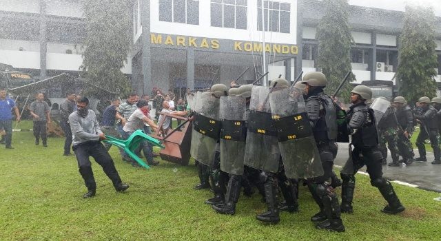 "Massa" Tak Bisa Dikendalikan, 1 Pleton Dikerahkan Lantamal VIII 8 "Massa" Tak Bisa Dikendalikan, 1 Pleton Dikerahkan Lantamal VIII