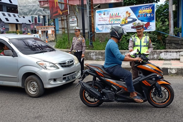 Sukseskan MRSF, Satlantas Polresta Manado Bagikan Stiker di Zero Point