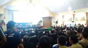 Nortje Van Bone Pimpin Rapat Paripurna PAW DPRD Kota Manado