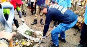 Vicky Lumentut Didampingi Mor Bastiaan dan Micler Lakat Kerja Bakti di Lokasi Bencana