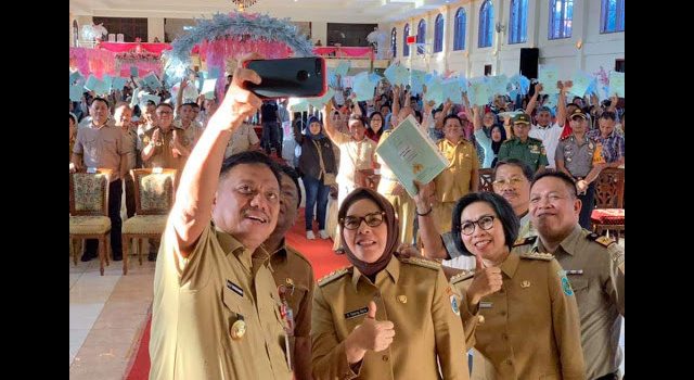 Lagi, 1243 Sertifikat Tanah Program PTSL Jokowi Diserahkan Olly Dondokambey