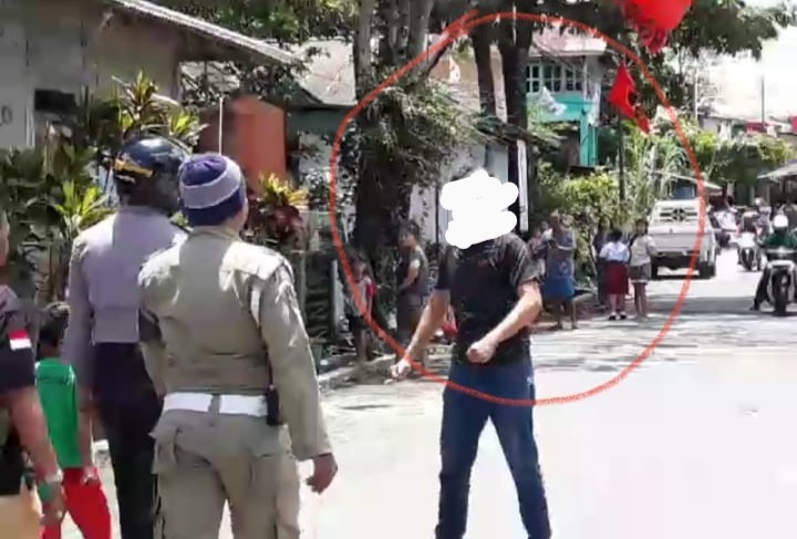 Sempat Dihalangi Oknum Warga Saat Tertibkan APK, Panwascam Paal Dua Amankan Bendera 'Liar'