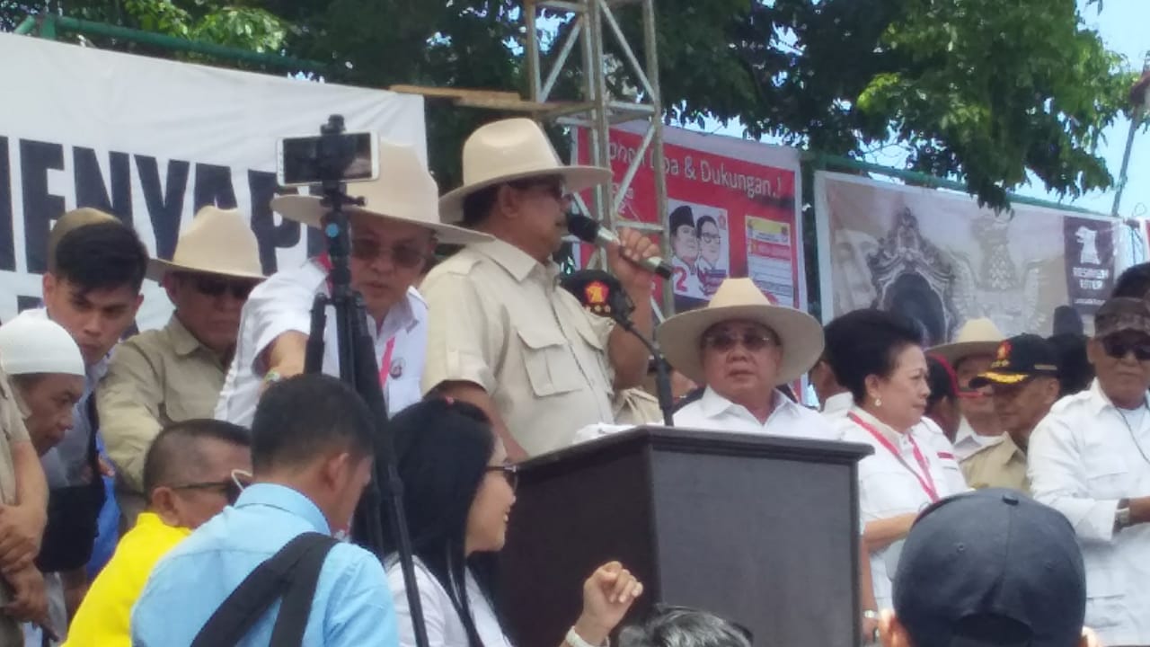 Capres 02 Prabowo Subianto Sapa Warga Manado