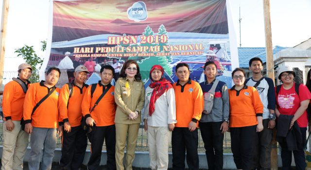 Bupati Tetty Paruntu Ajak Warga Kumpul Sampah 10 Bupati Tetty Paruntu Ajak Warga Kumpul Sampah