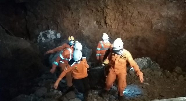 Proses Evakuasi Korban Berlangsung Dramatis, di Kemiringan 70 Derajat dan Lubang Rawan Longsor